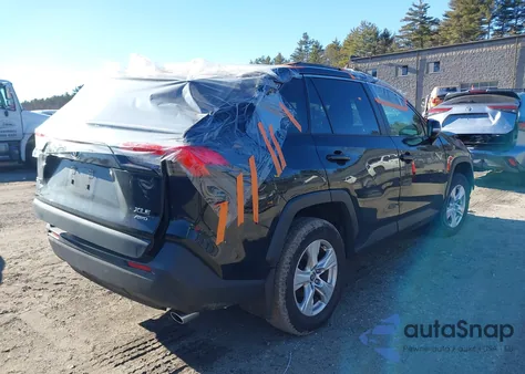 2021 Toyota Rav4 Xle z USA, uszkodzony, nr VIN JTMP1RFV9MD532381